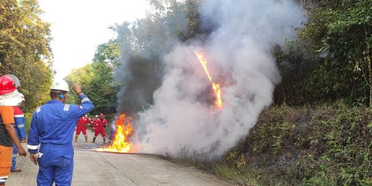 Pipa Minyak Pertamina di Pinggir Jalan PALI Terbakar