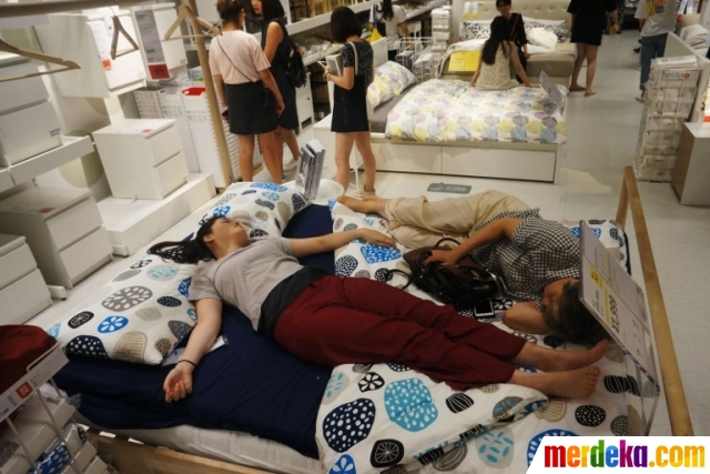 Kelakuan konyol warga China tidur seenaknya di kasur toko perabot