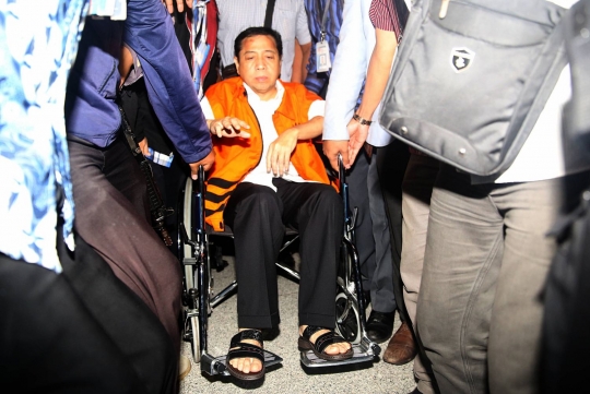 Duduk di kursi roda &amp; pakai rompi oranye, ini ekspresi Setnov saat jadi tahanan KPK