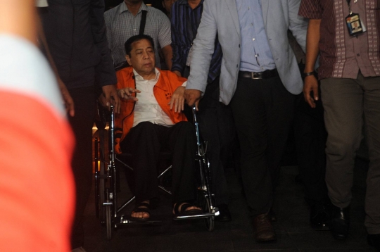 Duduk di kursi roda &amp; pakai rompi oranye, ini ekspresi Setnov saat jadi tahanan KPK