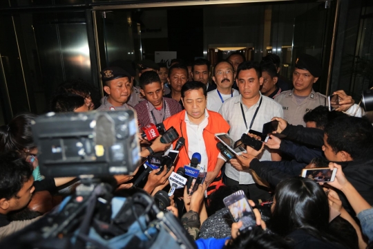 Duduk di kursi roda &amp; pakai rompi oranye, ini ekspresi Setnov saat jadi tahanan KPK