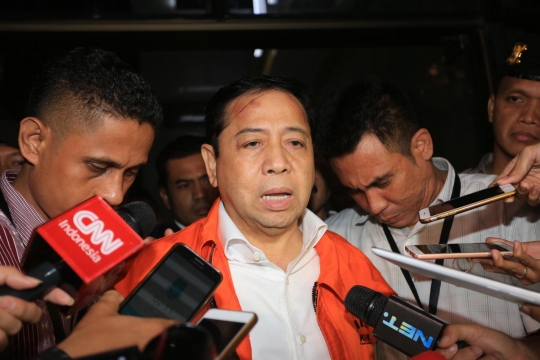 Duduk di kursi roda &amp; pakai rompi oranye, ini ekspresi Setnov saat jadi tahanan KPK