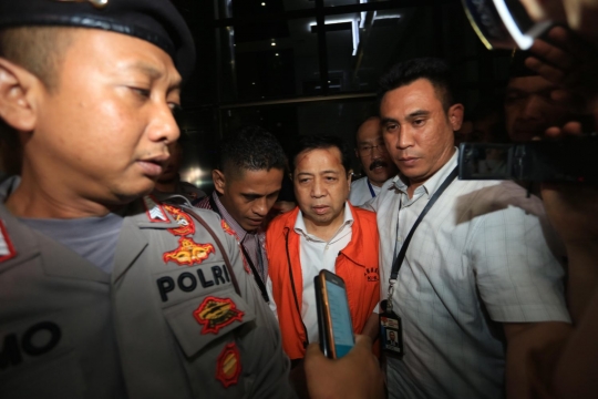 Duduk di kursi roda &amp; pakai rompi oranye, ini ekspresi Setnov saat jadi tahanan KPK