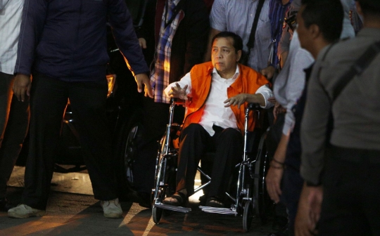 Duduk di kursi roda &amp; pakai rompi oranye, ini ekspresi Setnov saat jadi tahanan KPK