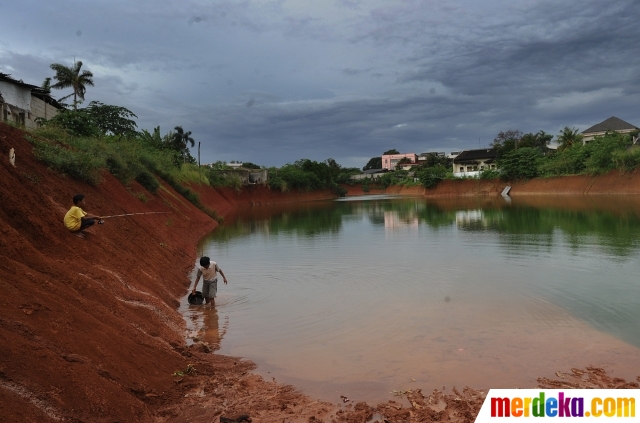 jadi-quotdanauquot-lahan-proyek-tol-cinere-serpong-dimanfaatkan-untuk-memancing