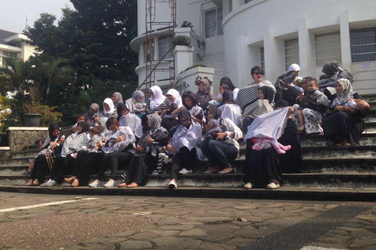 Puluhan ibu muda Bandung menyusui masal di depan Villa Isola