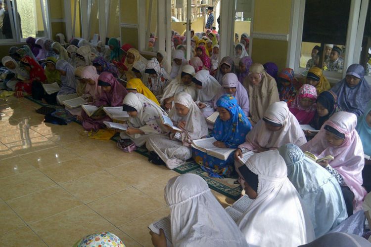 Luncurkan program magrib mengaji, Ridwan Kamil baca Alquran sama anak