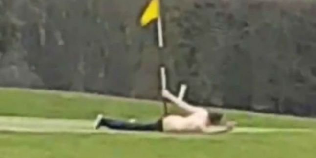 pria-inggris-ini-terekam-kamera-tengah-berhubungan-seks-dengan-lubang-golf
