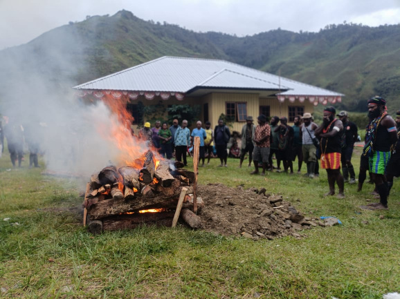 Tewas Tertembak, Satu Jenasah KKB Dibakar