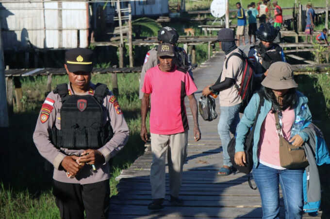 OPM Masuk Kampung, Guru dan Nakes Pilih Mengungsi