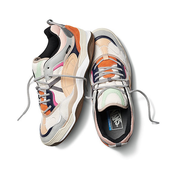 Tampil Kasual Ditemani dengan 5 Model Sepatu Vans yang Keren Banget!