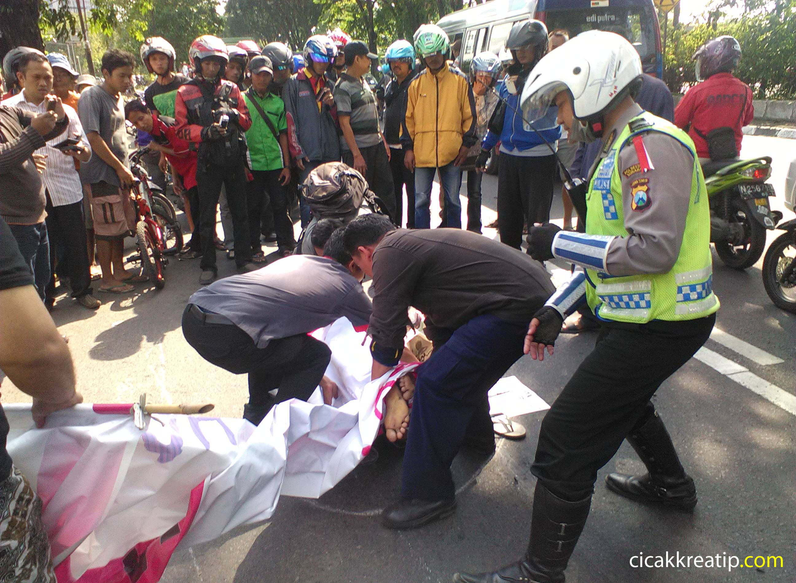 Seorang Gadis Kecil Tewas, Indonesia Menangis! Ratusan Tewas Saat Mudik, kok Melongo?