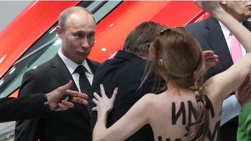 aktivis-feminis-beraksi-quottoplessquot-dan-rebut-patung-bayi-yesus-di-vatikan