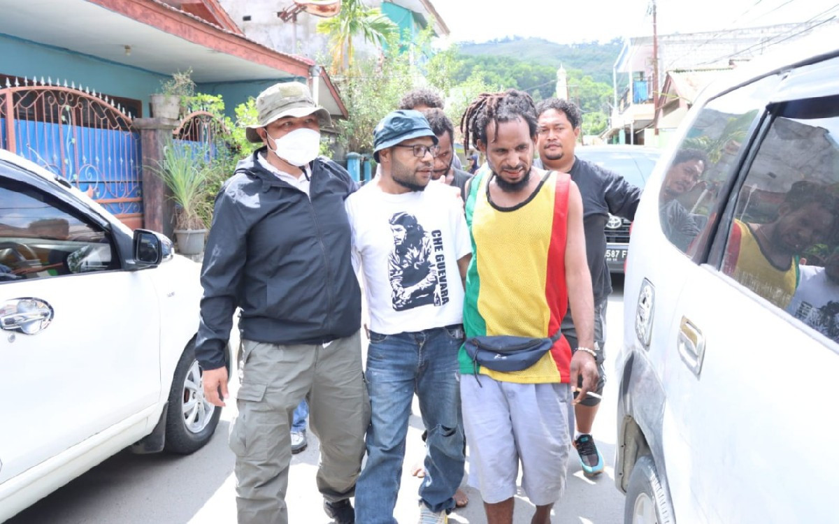 dilepas-jefri-wenda-menyampaikan-pernyataan-keras