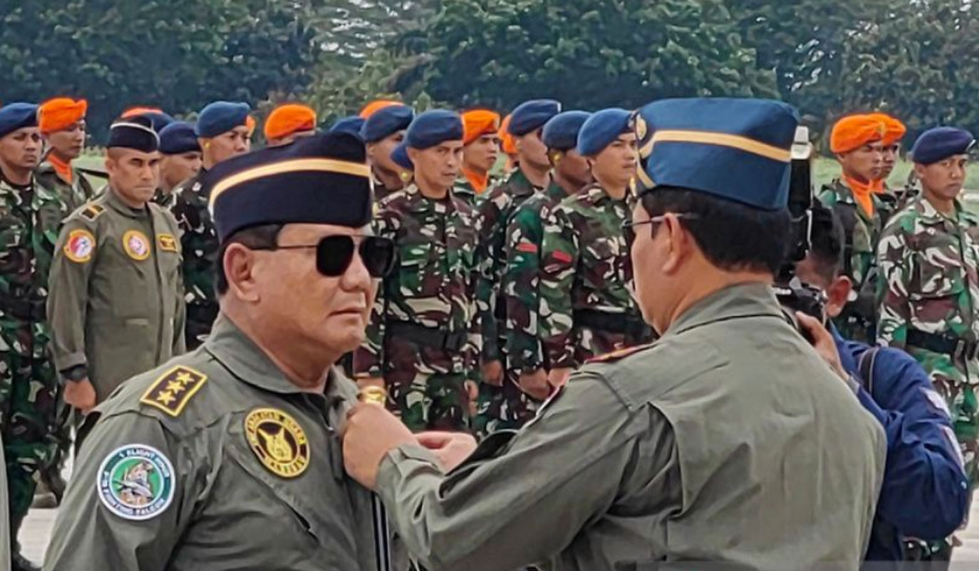 Banyak Mata Melirik saat Prabowo Dapat Brevet Wing TNI AU