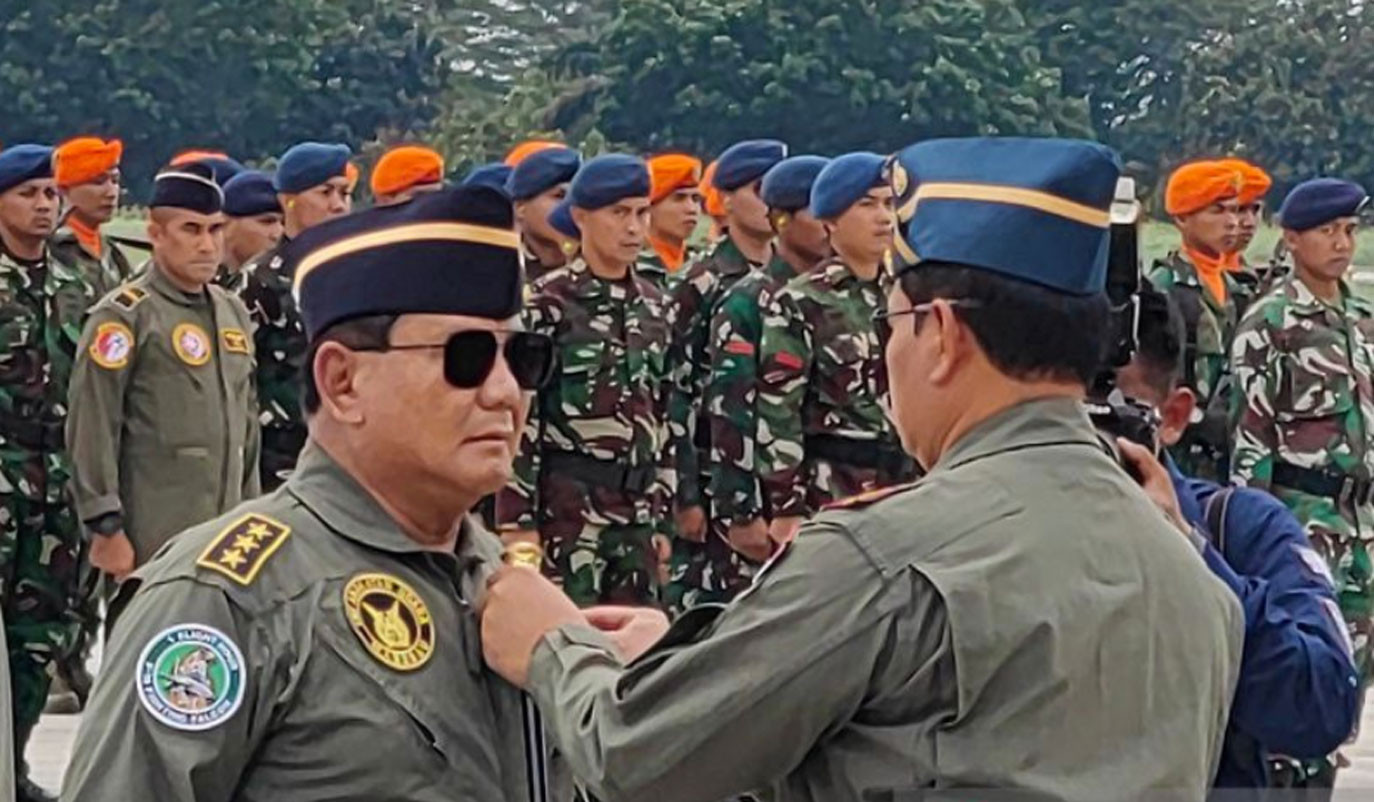 banyak-mata-melirik-saat-prabowo-dapat-brevet-wing-tni-au