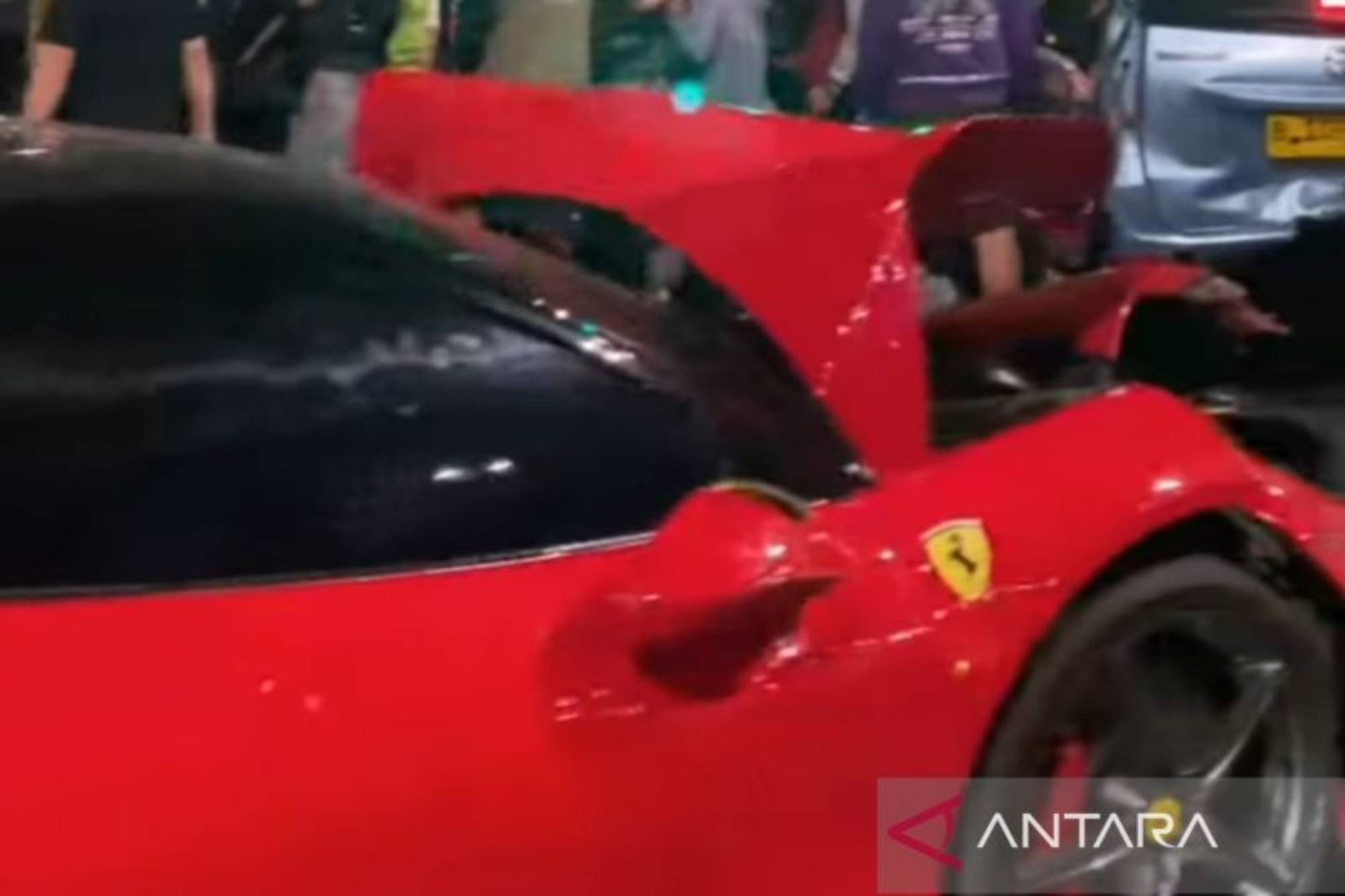 Ferrari Tabrak 5 Kendaraan, Pengemudi jadi Tersangka