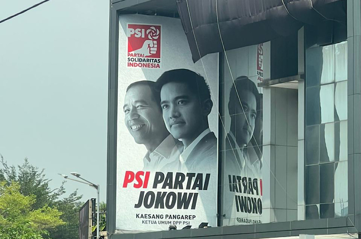 PSI Terang-Terangan Pasang Baliho Bergambar Jokowi