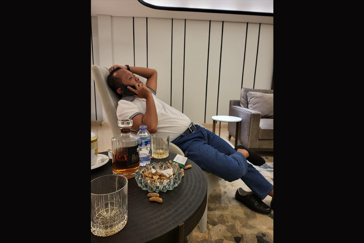 Viral Foto Mirip Bahlil Pegang Kepala & Sebotol Whisky Harga Puluhan Juta