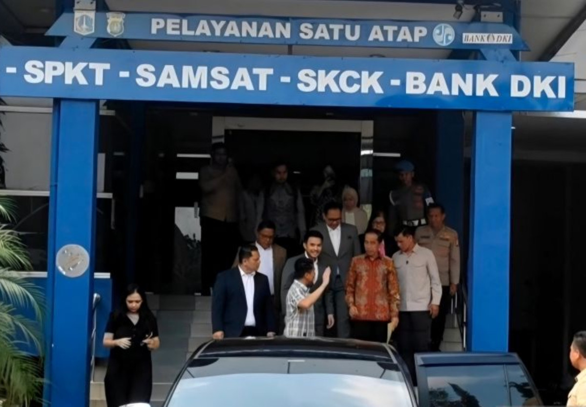 Jokowi Berurusan dengan Polisi Pagi Tadi, Melambaikan Tangan