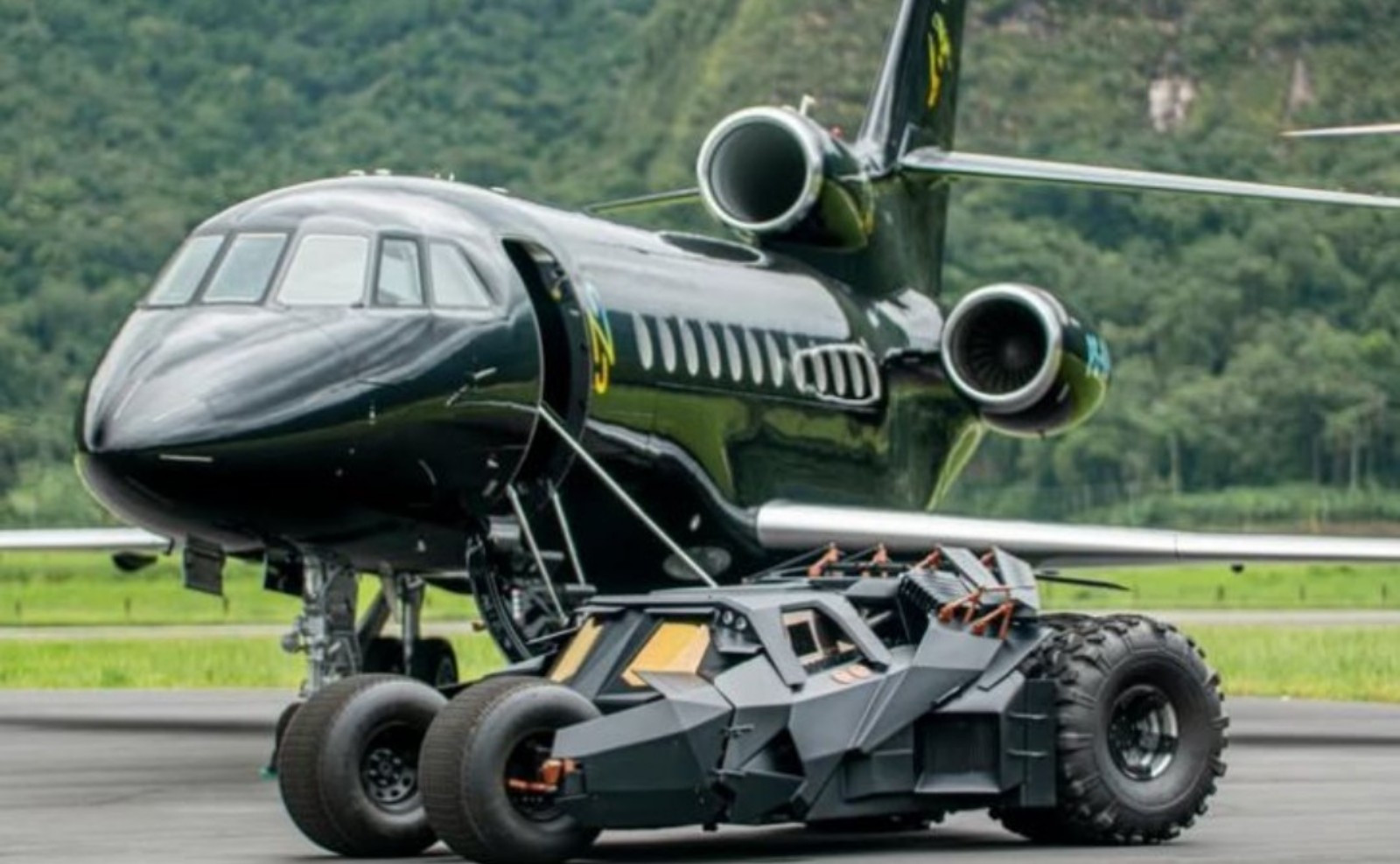 rogoh-kocek-puluhan-miliar-neymar-pamer-mobil-batman