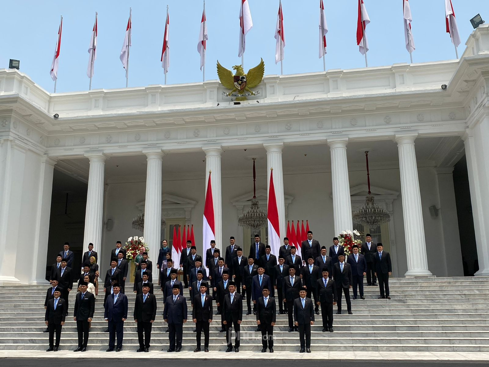 Presiden Prabowo dan Menteri Kompak Berdasi Biru