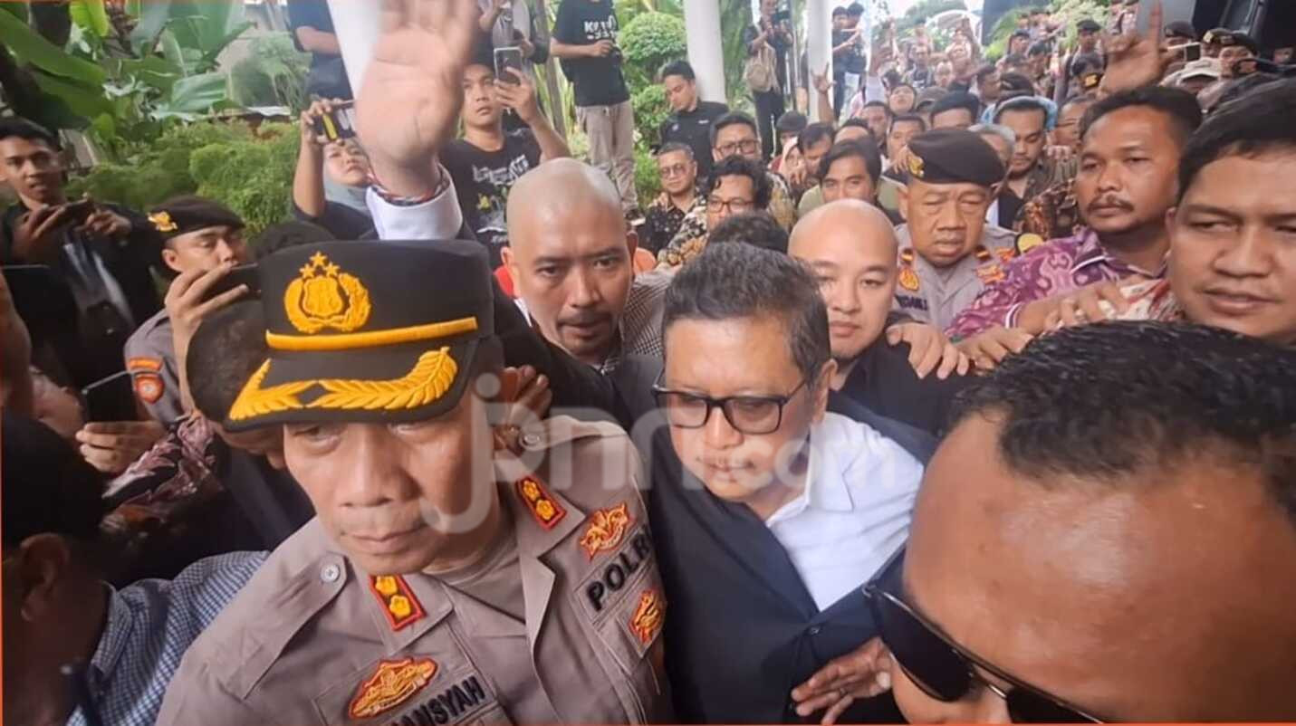 Lautan Massa Antar Kepulangan Hasto dari KPK