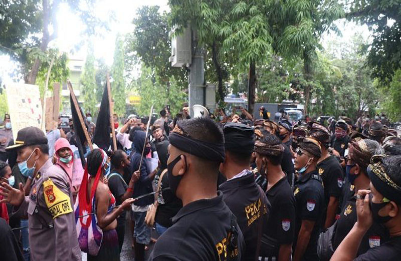 AMP Tuntut Papua Merdeka Ricuh, Lempari Polisi, Ormas dan Pecalang dengan Batu