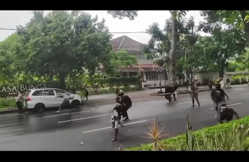 AMP Tuntut Papua Merdeka Ricuh, Lempari Polisi, Ormas dan Pecalang dengan Batu