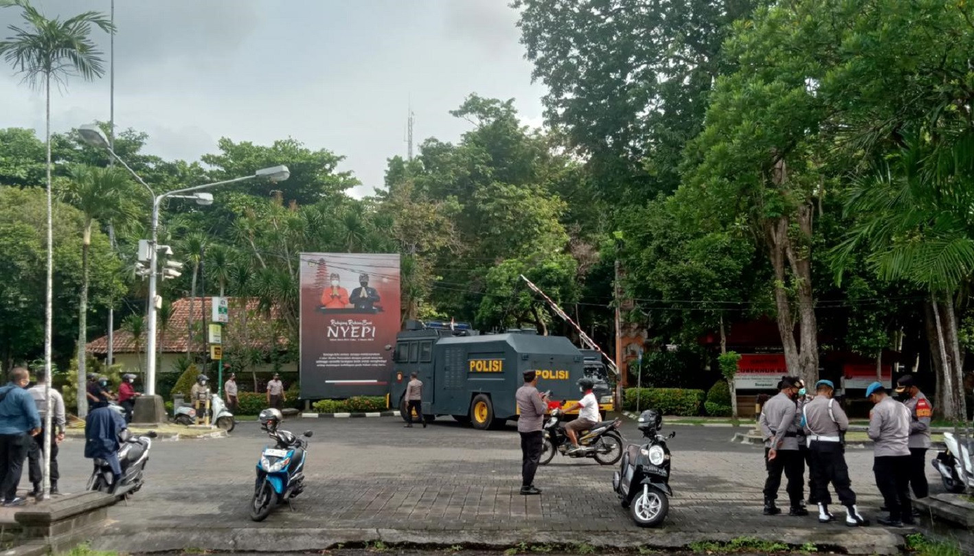 aliansi-mahasiswa-papua-bergerak-polisi-terjunkan-water-cannon-depan-kantor-gubernur