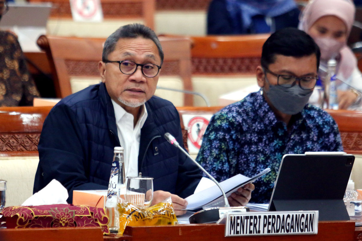 Pembelaan Zulhas yang Memanggul Beras