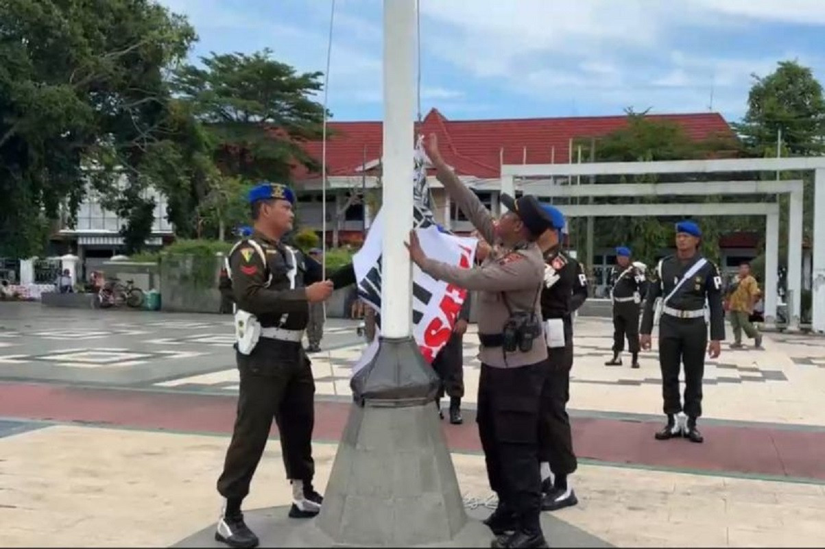 Gantikan Merah Putih, Bendera AMPB yang Berkibar di Alun-Alun Pati Diturunkan