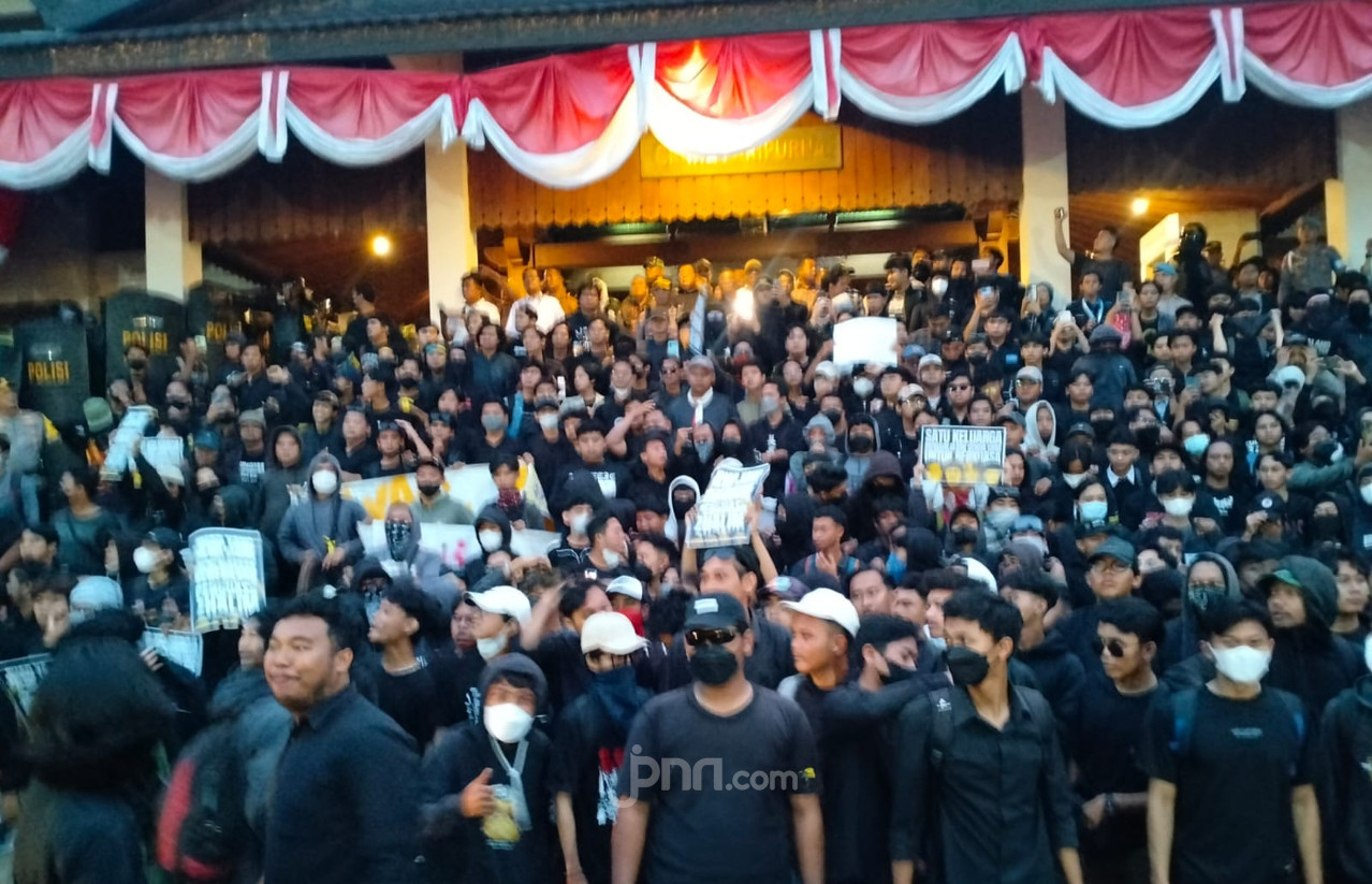 Demo Jilid 3 di Solo, Massa Bakar Ban &amp; Duduki Kantor DPRD