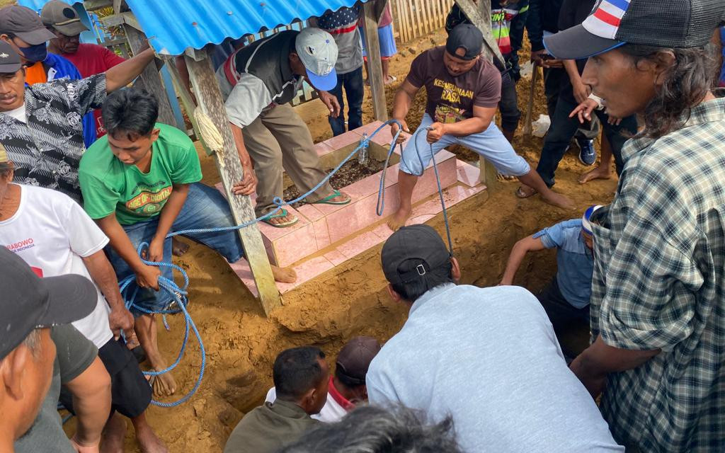 jenazah-korban-pembunuhan-kkb-dimakamkan-tanpa-kepala