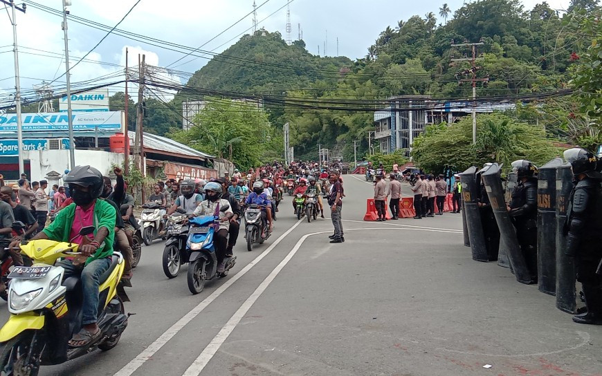Tak Disita,Bendera Bintang Kejora Tetap Hadir Saat Iring-iringan Jenazah Filep Karma