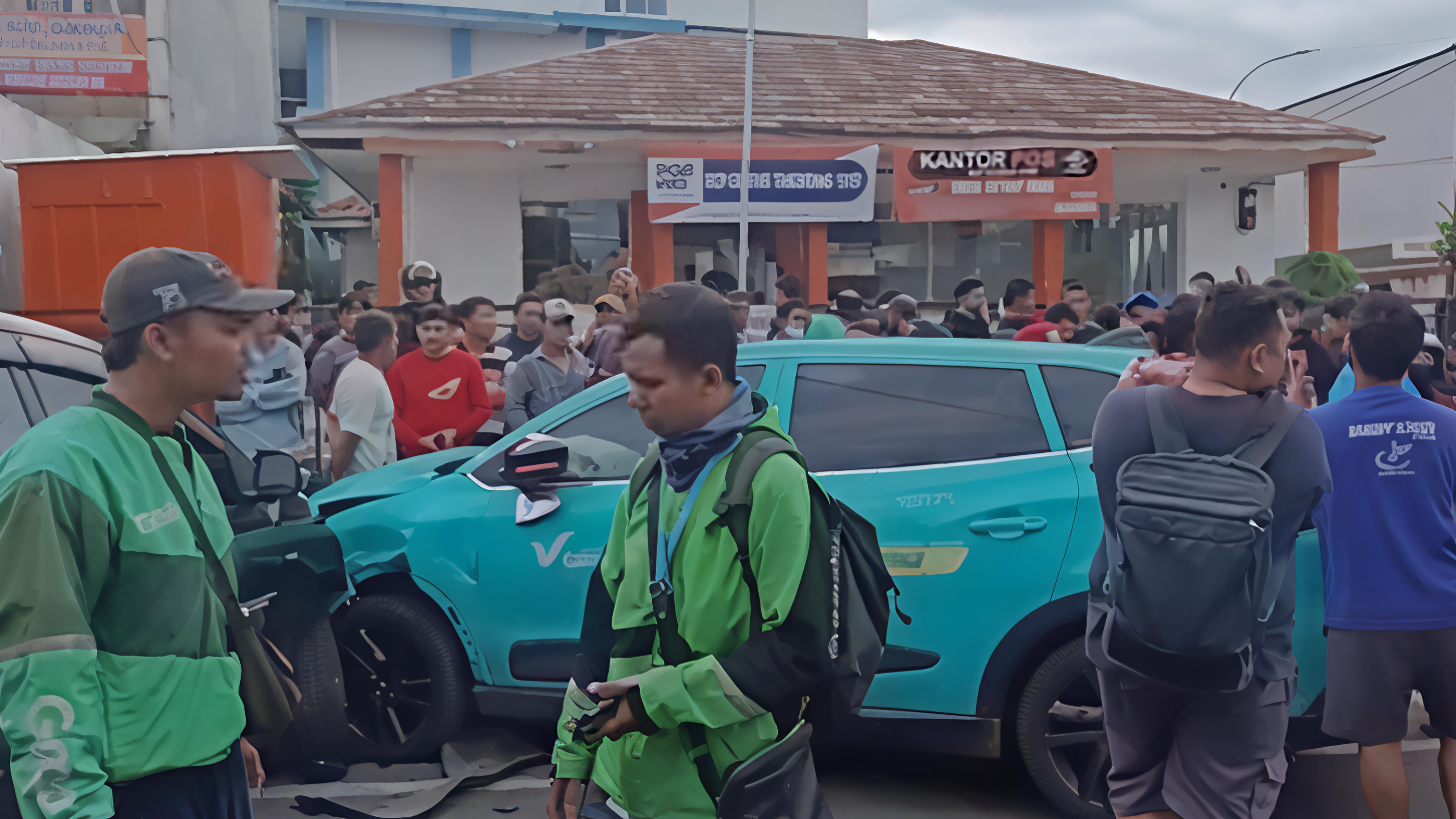 Kecelakaan Beruntun di Karang Tengah, Diduga Sopir Taksi Listrik Ugal-ugalan