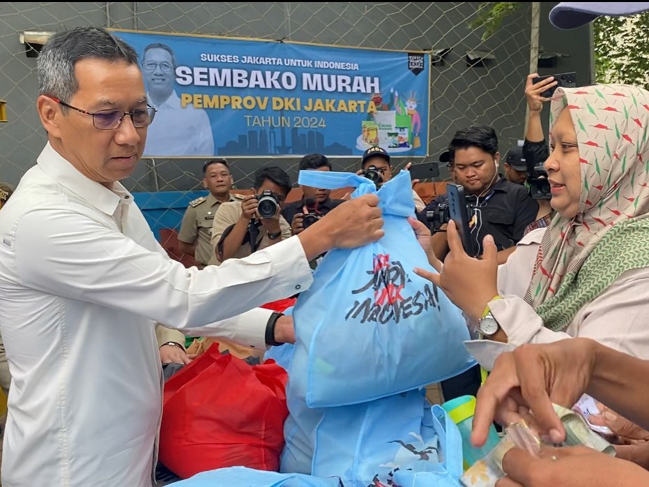 Heru Budi Bagi Sembako dengan Tas Warna Biru, Ketua DPRD: Enggak Ngerti Apa Tujuannya