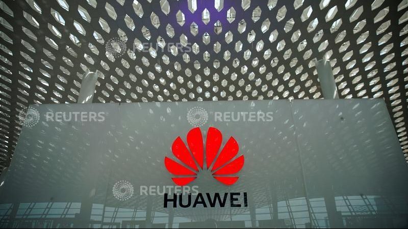 A Chinese tech columnist is disputing that Huawei’s new phone can, literally, shoot 