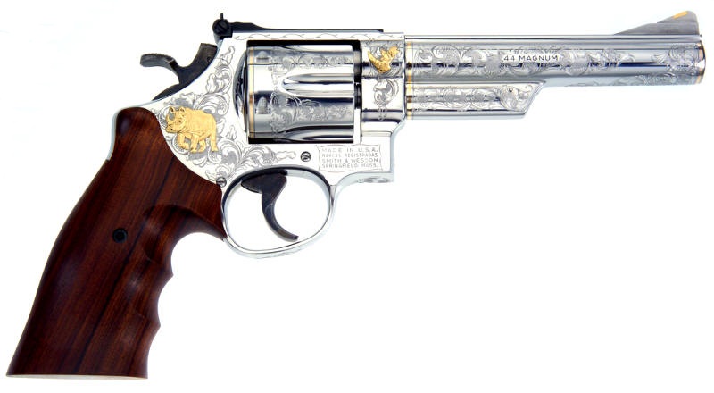 Seni Ukiran Revolver Senjata Para Lelaki Macho