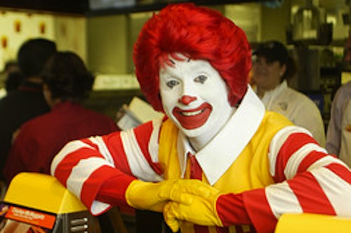 pennywise-vs-joker-badut-mana-yang-lebih-menyeramkan