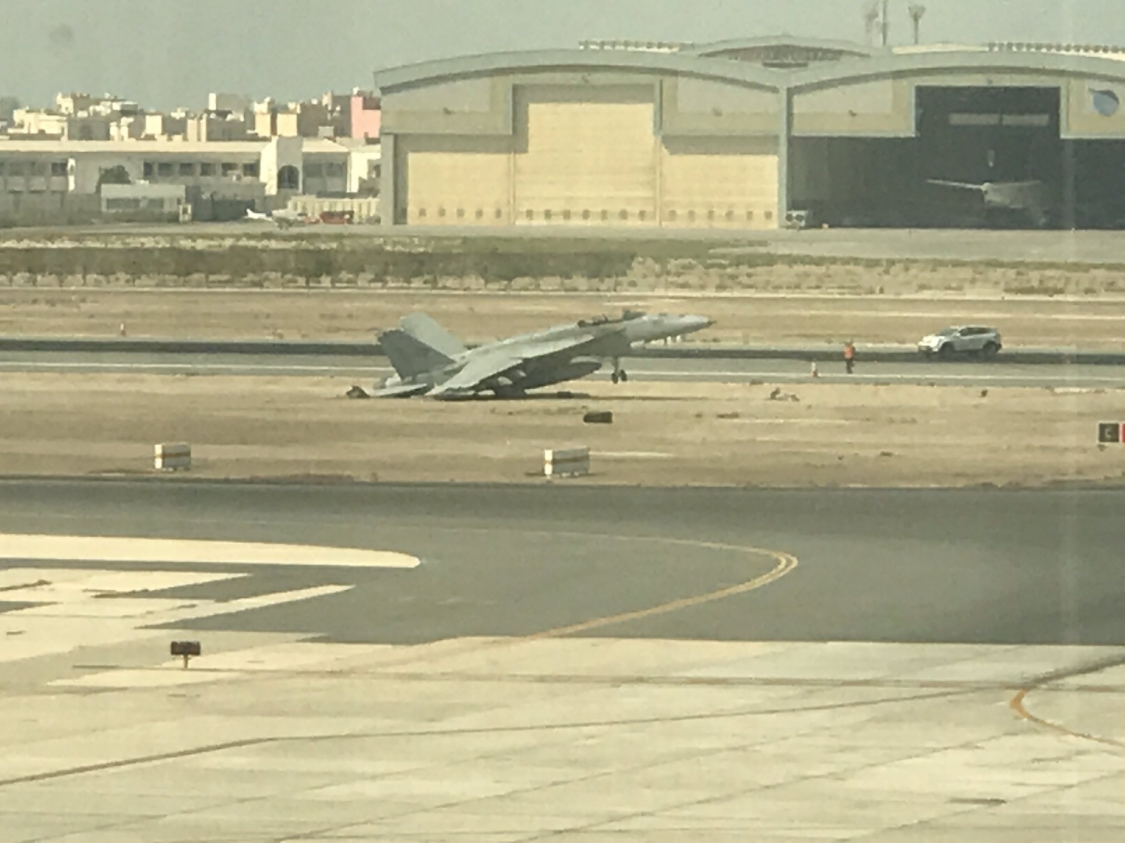 weekenders-us-fighter-jet-crash-lands-at-bahrain-international-airport