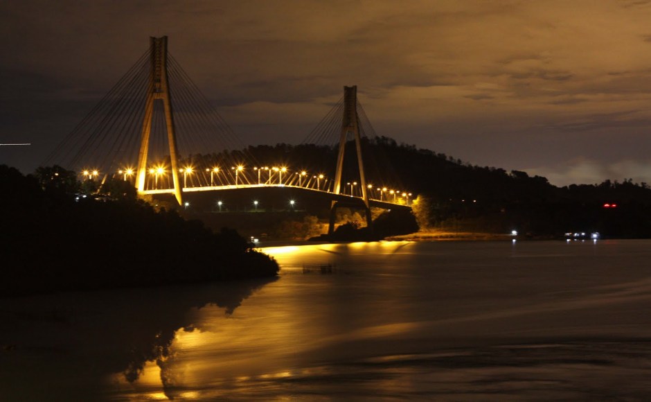 Jembatan-Jembatan Indah dimalam hari (Indonesia)