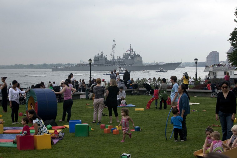 &#91;FOTO-FOTO&#93;PARADE KAPAL FLEET WEEK KE-25 DI AMERIKA
