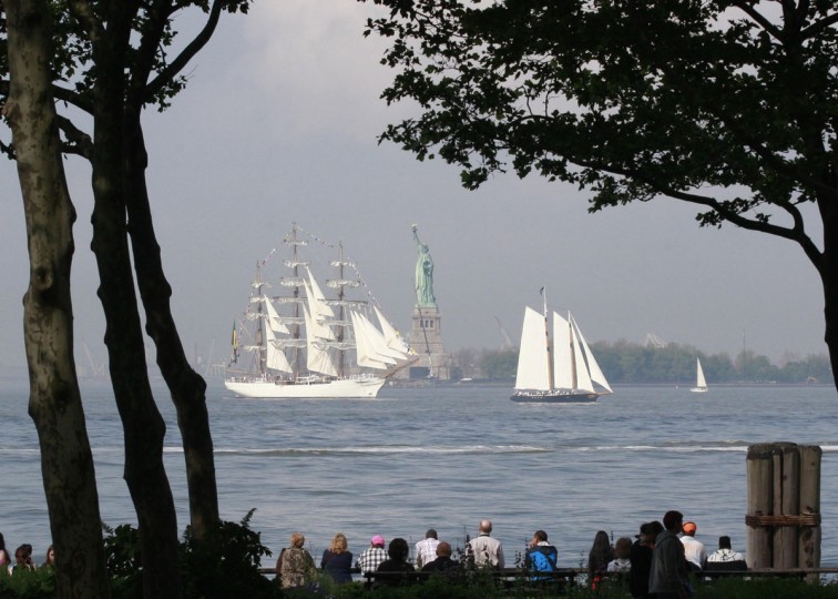 &#91;FOTO-FOTO&#93;PARADE KAPAL FLEET WEEK KE-25 DI AMERIKA