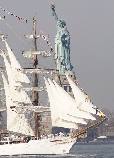 &#91;FOTO-FOTO&#93;PARADE KAPAL FLEET WEEK KE-25 DI AMERIKA