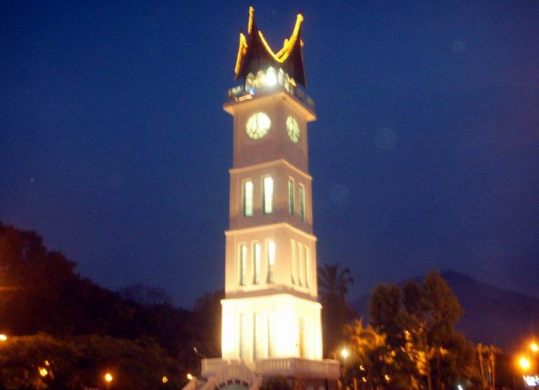 Misteri angka 4 Romawi di jam gadang