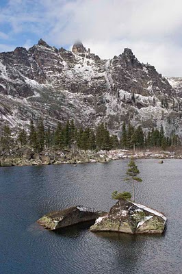 Indah Banget! Pulau Kecil di Tengah Danau Dihantam Empat Musim