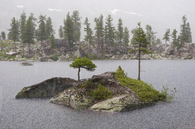 Indah Banget! Pulau Kecil di Tengah Danau Dihantam Empat Musim