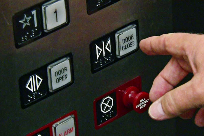 Mendadak Terjebak Lift? Lakukan 11 Cara ini Agar Selamat