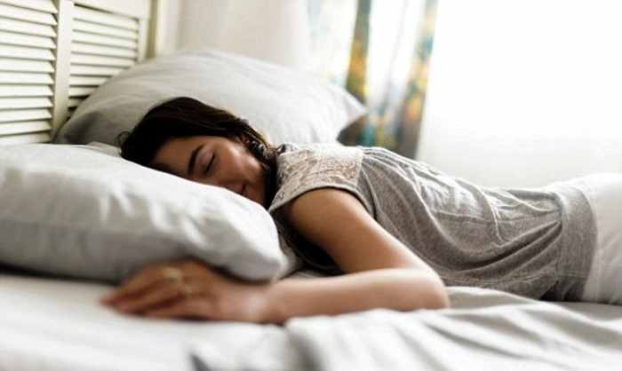 7 Manfaat Tidur Tengkurap Bagi Orang Dewasa